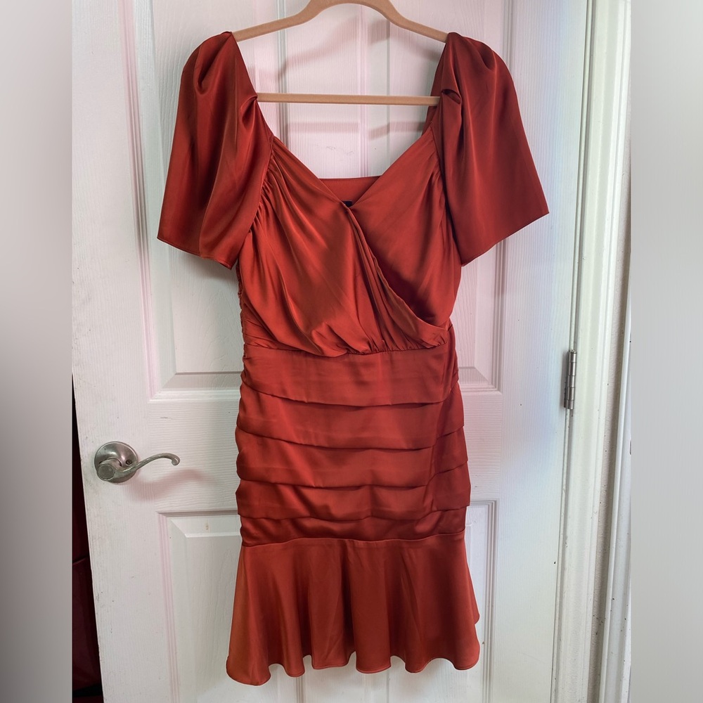 Very good condition dress. Size 8 Runs small, (fits like 4 or 6 size)